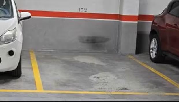 La puerta y el retrovisor pueden sobresalir, lógicamente cuando están abiertas