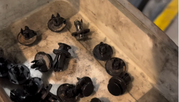 El cajón de grapas que lleva recogidas para acceder al motor