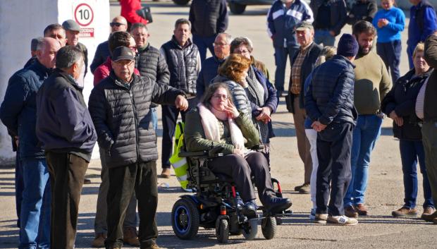 Numerosos vecinos de Adamuz, a la espera de los Reyes