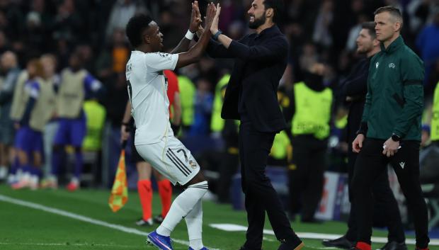 El técnico del Real Madrid, Álvaro Arbeloa y el jugador del equipo blanco, Vinicius Junior, celebran el quinto gol del equipo madridista