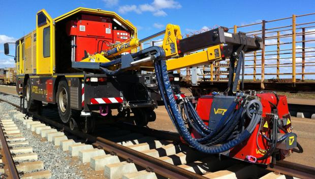 Estas máquinas levantan y recolocan los raíles