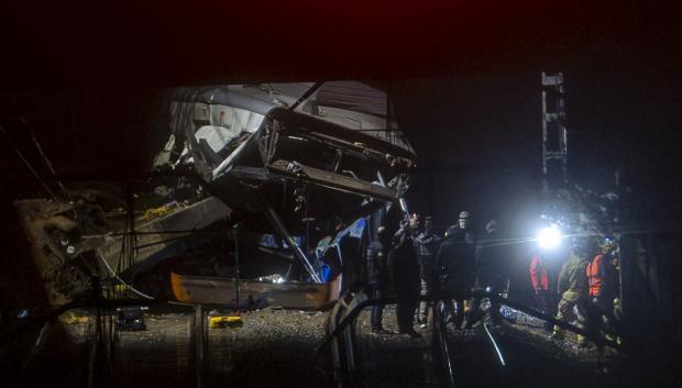 El tren accidentado, a 20 de enero de 2026, en Gelida, Barcelona, Catalunya (España). El Servei d'Emergències Mèdiques (SEM) ha confirmado el fallecimiento del maquinista al descarrilar un tren de la R4 de Rodalies tras la caída de un muro de contención y además están atendiendo al menos a 15 heridos. En consecuencia, se ha activado la fase de prealerta del Plan Ferrocat en ese tramo, donde se han trasladado 11 ambulancias y un equipo de los Bombers de la Generalitat movilizado en la zona. En paralelo, se encuentra interrumpida la circulación entre Blanes y Maçanet-Massanes por la salida de un eje de un tren, debido al arrollamiento de una roca provocada por el temporal.

Lorena Sopêna / Europa Press
21/1/2026