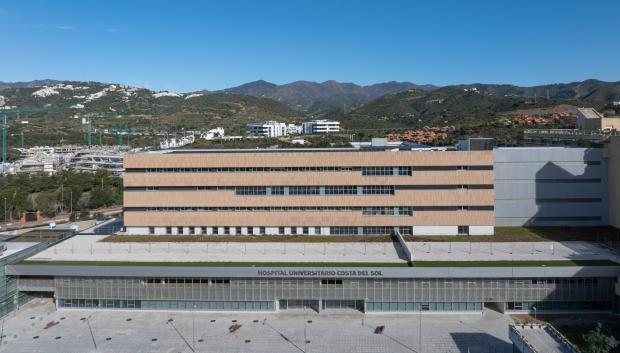 Fachada del nuevo edificio que amplía las instalaciones del Hospital Costa del Sol