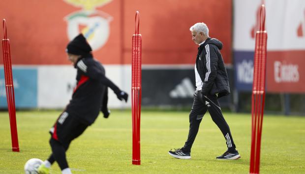 Seixal (Portugal), 20/01/2026.- Benfica coach, Jose Mourinho attends a training session at Benfica Campus in Seixal, Setúbal, Portugal, 20 of January 2026. Benfica faces Juventus in a Champions League match on 21 January. (Liga de Campeones) EFE/EPA/FILIPE AMORIM