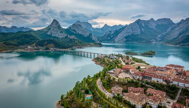 Lago de Riaño en León con los Picos de Europa al fondo