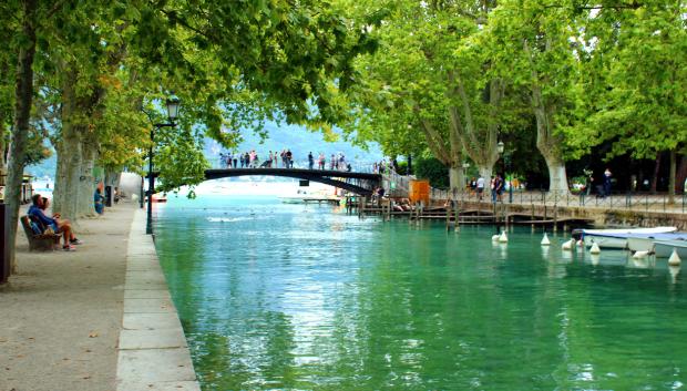 Puente de los Amores sobre uno de los canales de Annecy