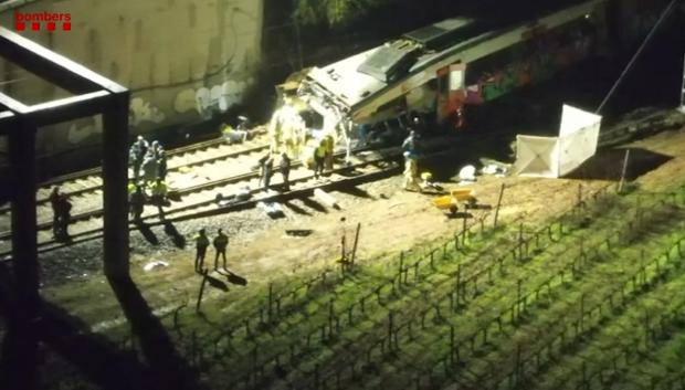 Imágenes a vista de dron del muro que cayó sobre un tren en Gelida
