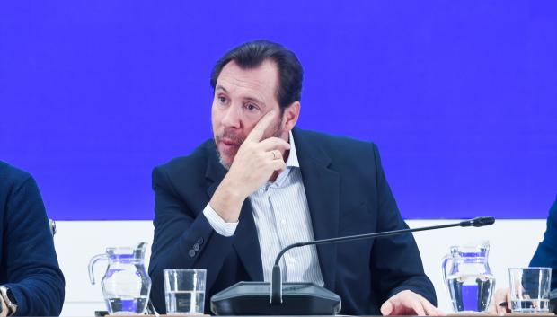 El ministro de Transportes y Movilidad Sostenible, Óscar Puente, junto al director de Tráfico de Adif, Ángel García de la Bandera, y al director de Operaciones de Renfe, José Alfonso Gálvez, durante una rueda de prensa, en el Ministerio de Transportes y Movilidad Sostenible, a 21 de enero de 2026