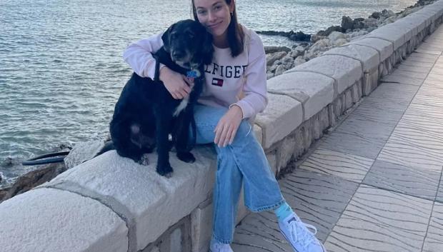 Ana García con su perro Boro en el paseo marítimo de Málaga