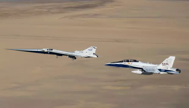 El silencioso avión de investigación supersónico X-59 de la NASA vuela sobre Palmdale y Edwards, California, durante su primer vuelo el 28 de octubre de 2025, acompañado por un avión de investigación F/A-18 de la NASA