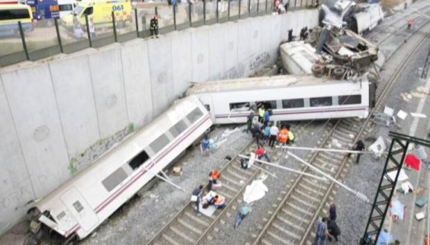 El tren Alvia que cubría la ruta entre Madrid y Ferrol tras descarrilar en la curva de Angrois, cerca de Santiago de Compostela, en julio de 2014