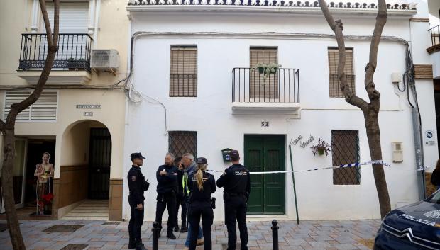 Agentes de la Policía Nacional custodian la entrada al domicilio donde ha tenido lugar el suceso