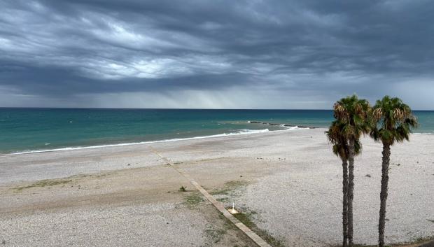Imagen de la playa de Burriana durante un temporal en verano de 2025