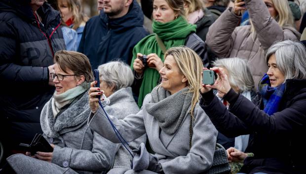 Máxima de Holanda  grabando a su hija como una madre más