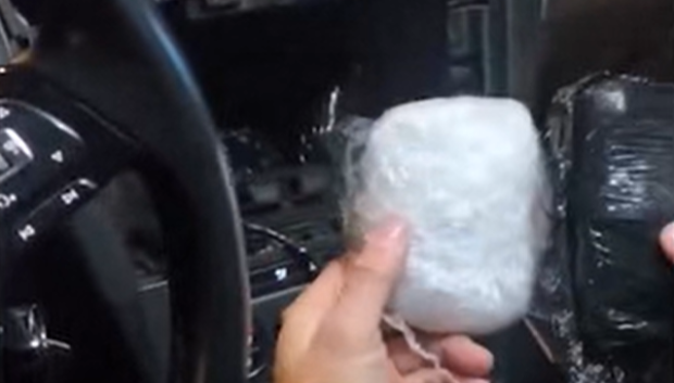 La droga prensada y oculta en el salpicadero
