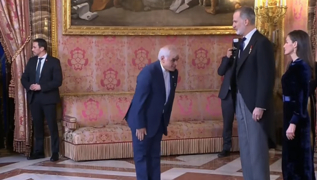 El embajador de Irán saluda a los Reyes