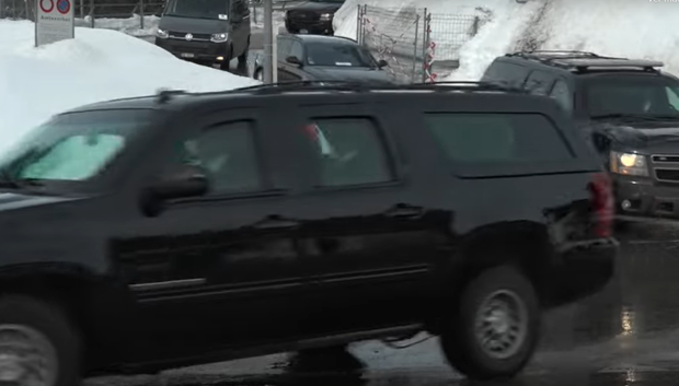 La caravana de seguridad de Trump, increíble