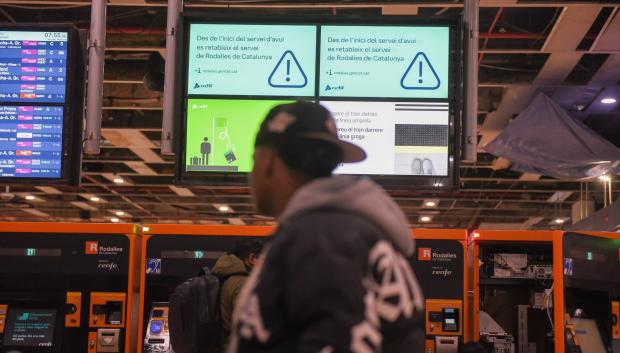 Viajeros en Sants el viernes, cuando se restableció el servicio tras dos días de caos