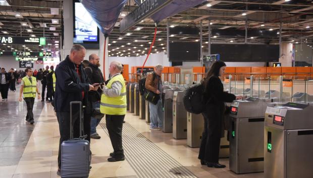 Viajeros en la estación de Sants de Barcelona, este viernes