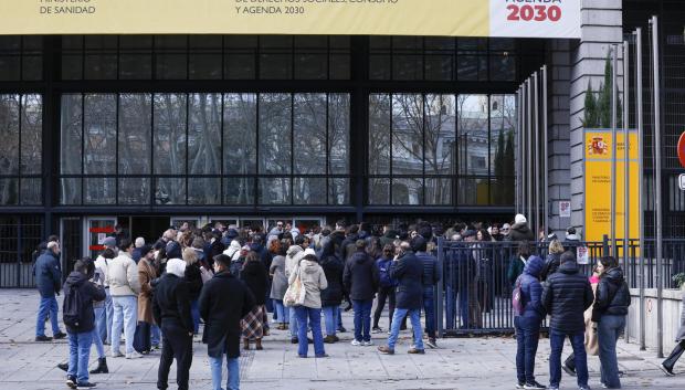 Los estudiantes acceden al Ministerio de Sanidad en Madrid este martes donde se presentan a los exámenes de Formación Sanitaria Especializada