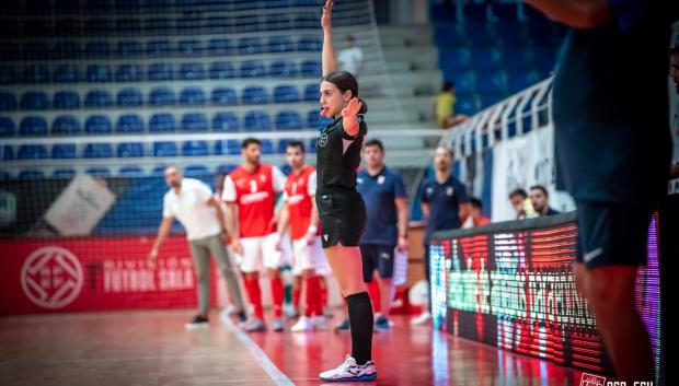 Noelia Gutiérrez arbitrando un partido de fútbol sala