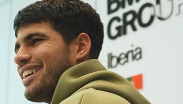 Alcaraz configurando su coche en la sede de BMW