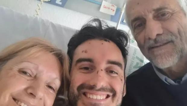 Santiago Salvador junto a su familia