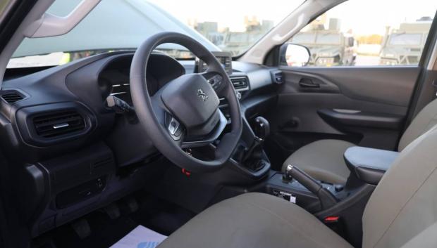 El interior es propio de un turismo