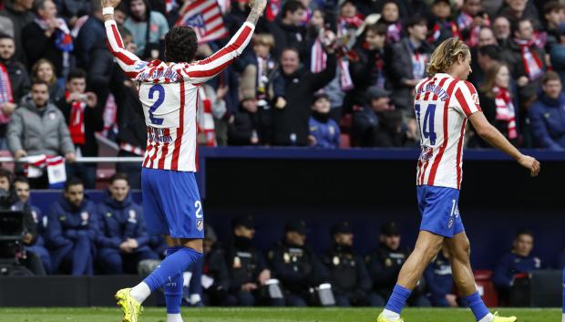 ugadores del Atlético de Madrid celebran el 2-0, marcado en propia puerta por el Real Mallorca