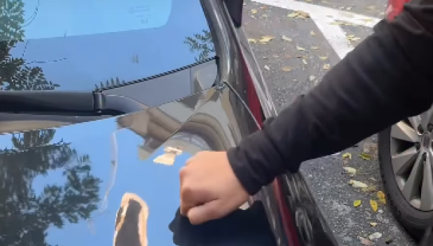 Basta con un par de golpe como si estuviéramos llamando a la puerta