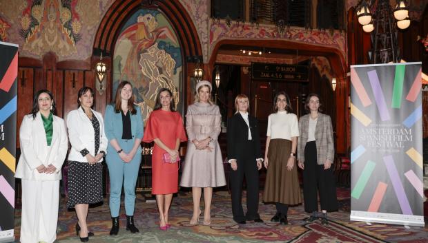 Spanish Queen Letizia and Queen Maxima during a visit to Amsterdam Film Festival en abril de 2024