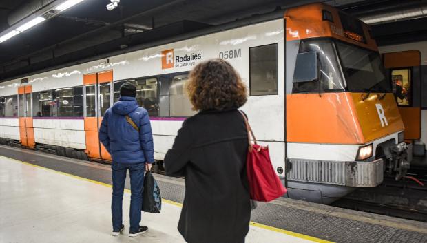 Viajeros cogen un tren de rodalies, en la estación de Sants, a 23 de enero de 2026