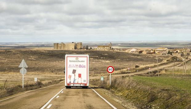 El bibliobús en ruta llega a Montealegre Fuensaldaña (Valladolid)
