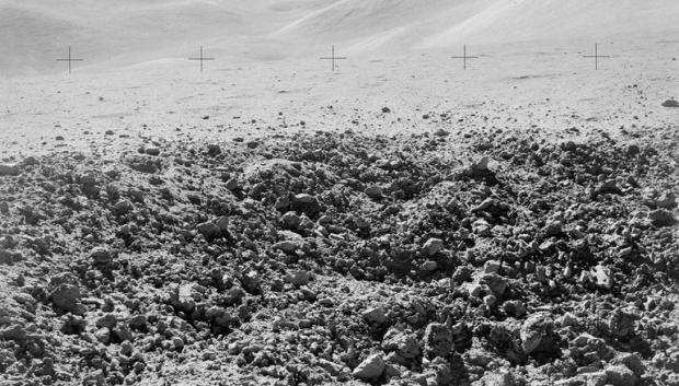 Una vista de cerca de una porción de un cráter "relativamente fresco", mirando hacia el sureste, tal como fue fotografiado durante la tercera caminata sobre la superficie lunar del Apolo 15