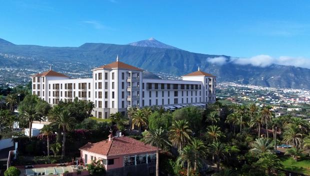 El Gran Hotel Taoro con el Teide al fondo