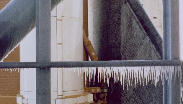 Hielo en la torre de lanzamiento horas antes del despegue del Challenger