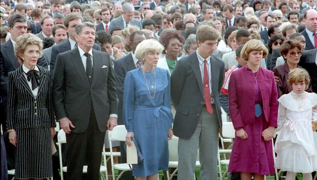 El expresidente de EE.UU., Ronald Reagan y la exprimera dama, Nancy Reagan, asisten a la misa conmemorativa por las víctimas del Challenger el 31 de enero de 1986