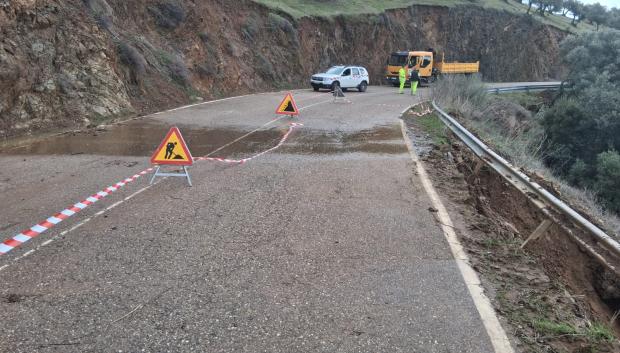 La CO-3406, entre Obejo y El Vacar, cerrada en el kilómetro 1,53 por un deslizamiento de tierras