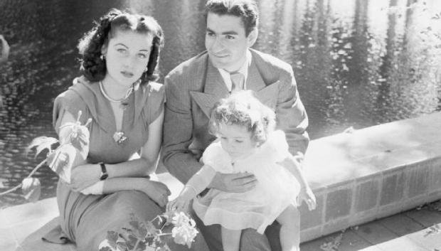 La reina Fawzia con Mohammad Reza y su hija, la princesa Shahnaz, en Teherán durante la Segunda Guerra Mundial