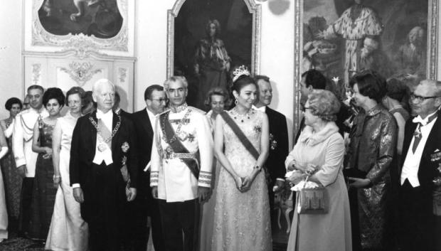 La pareja imperial rodeada por el presidente Heinrich Lübke y su esposa durante su visita de estado a Alemania Occidental en 1967