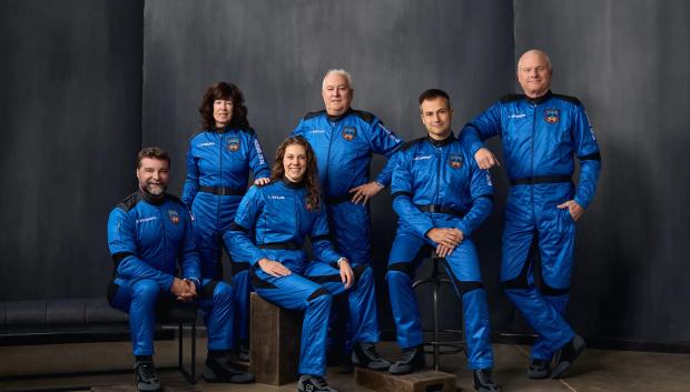 Fotografía cedida por Blue Origin del empresario español Alberto Gutiérrez (2-d) posando junto a el inversor y desarrollador inmobiliario, Alain Fernández (i); la obstetra ginecóloga jubilada, Linda Edwards (2-i); la directora de Operaciones de Lanzamiento de New Shepard, Laura Stiles (3-i); el piloto de helicóptero y avión, Tim Drexler (c); y el expiloto militar, Jim Hendren (d)