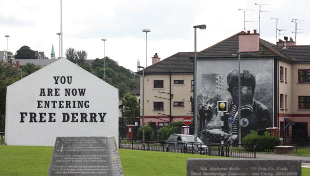 La Free Derry corner aún sobrevive en el Bogside, Derry. Fue pintada por primera vez en enero de 1969 por el activista John Casey