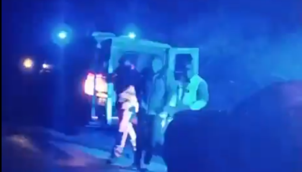 El coche patrulla ha protegido a los enfermos y después un bar