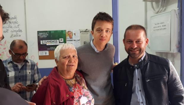 Feli Vázquez junto a Íñigo Errejón
