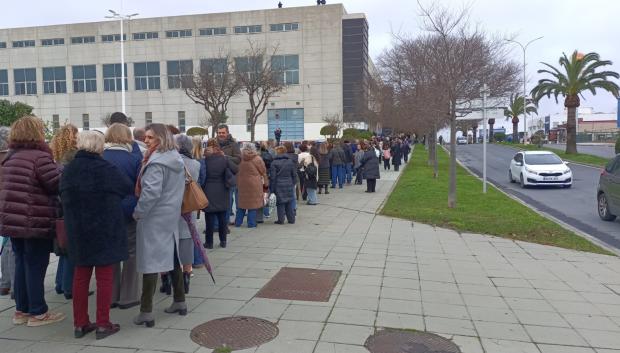 Colas de ciudadanos de Huelva en el Carolina Marín para acudir a la misa funeral por las víctimas de Adamuz