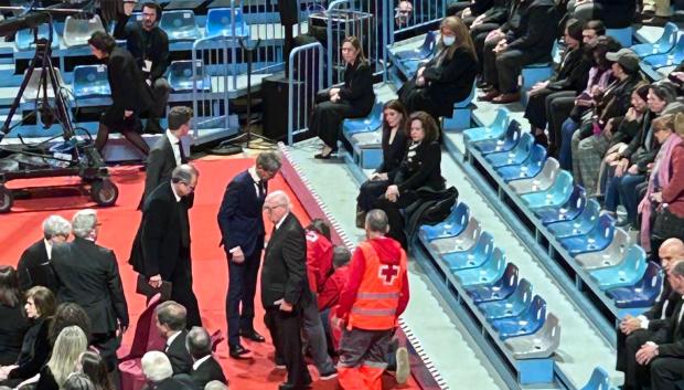 Una mujer ha tenido que ser atendida por los servicios de emergencias unos minutos antes del inicio de la misa