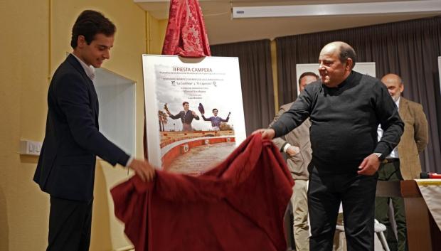 Momento en el que se descrube el cartel del festejo