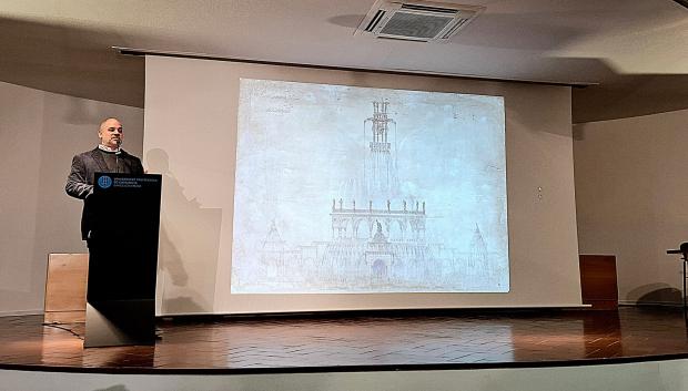 Santana muestra una de las láminas que presentó Gaudí a su examen