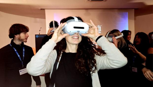 Una asistente a la presentación, durante la demostración técnica