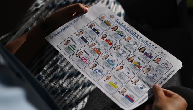 Una muestra de la boleta de la elección presidencial de Costa Rica de 2026